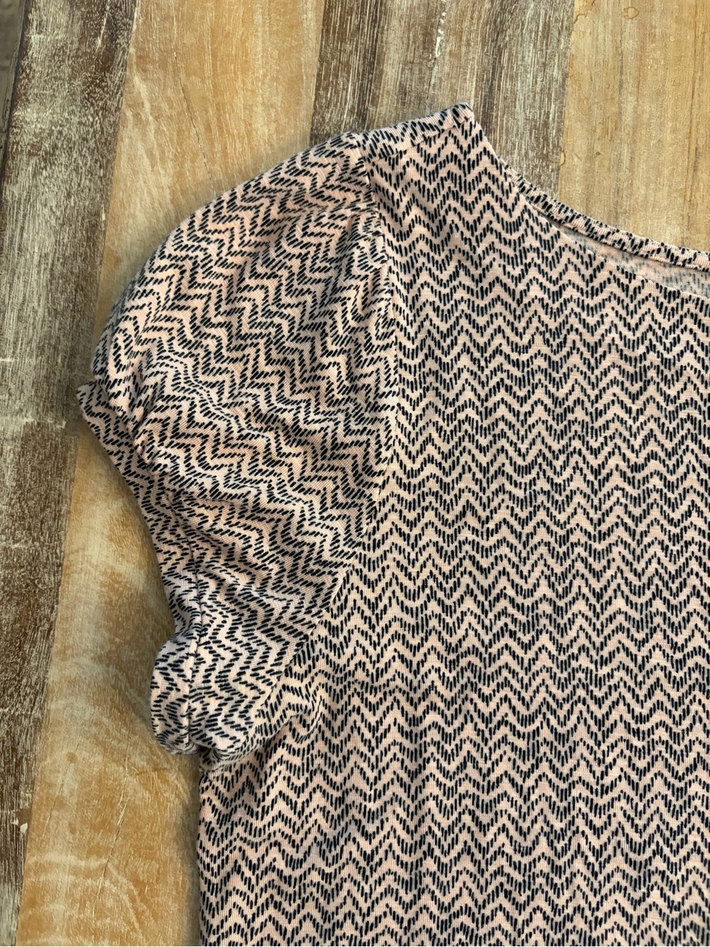 LOFT Short Sleeve Patterned Top Size Large Black‎ Pink Chevron Patterned Stretch - Picture 6 of 9